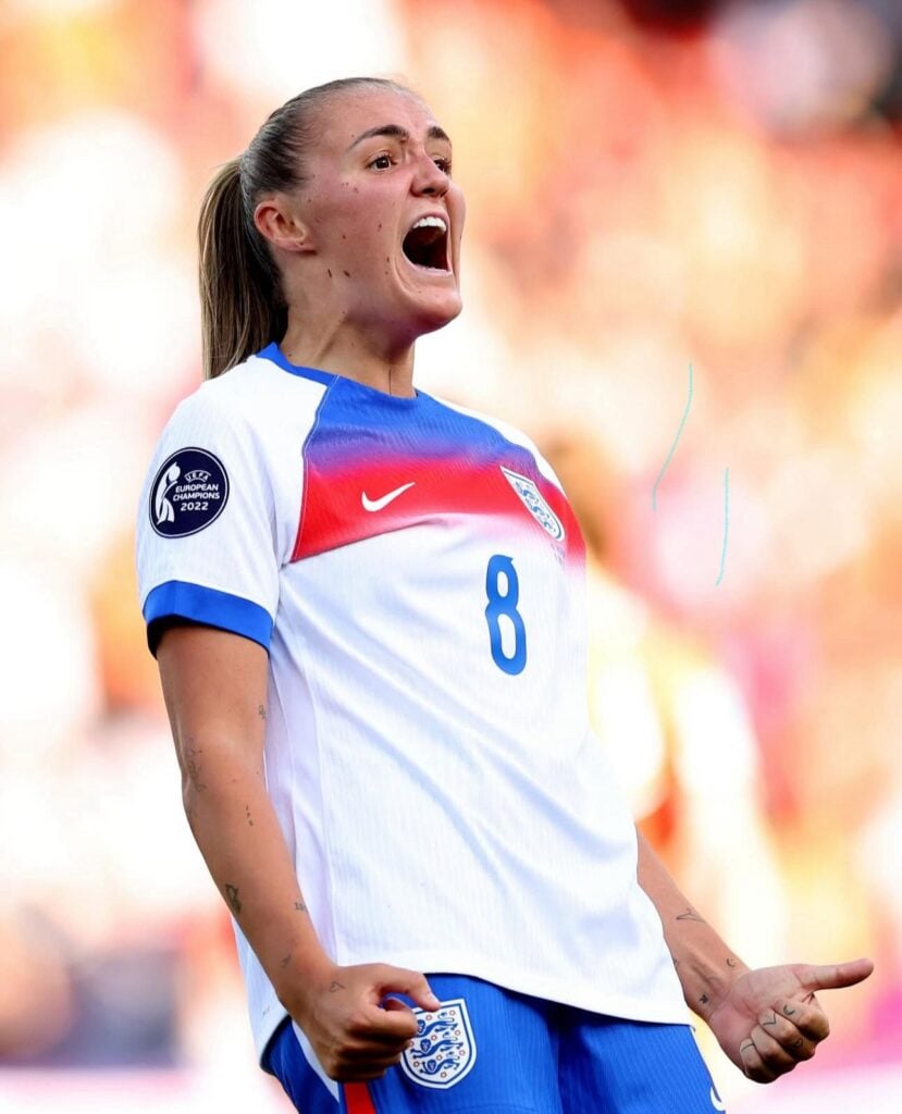 Georgia Stanway vibrando em momento da partida com a seleção inglesa (Foto: Reprodução/ Redes Sociais)