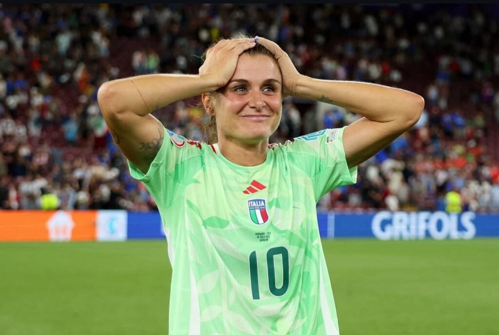 Cristiana Girelli vivendo um momento especial com a seleção italiana da Euro 2025 (Foto: Reprodução/ Redes Sociais)