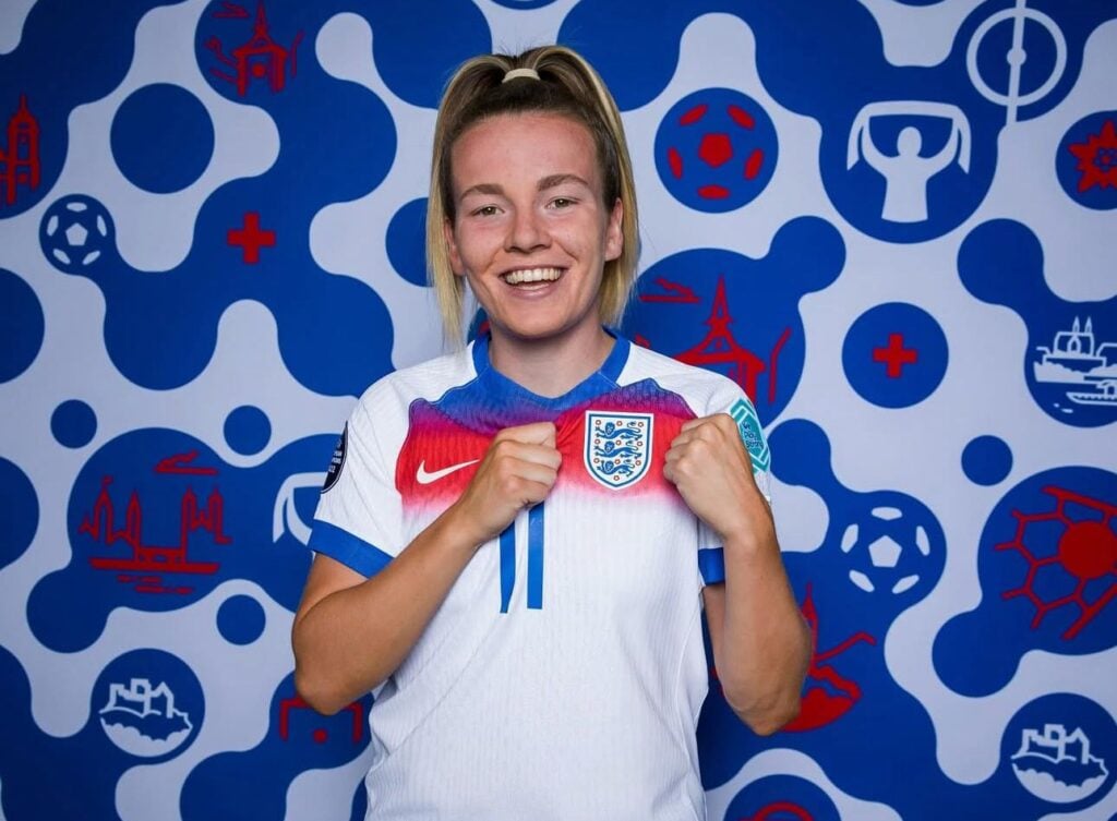 Lauren Hemp com a camisa inglesa durante a Eurocopa 2025 (Foto: Reprodução/ Redes Sociais)