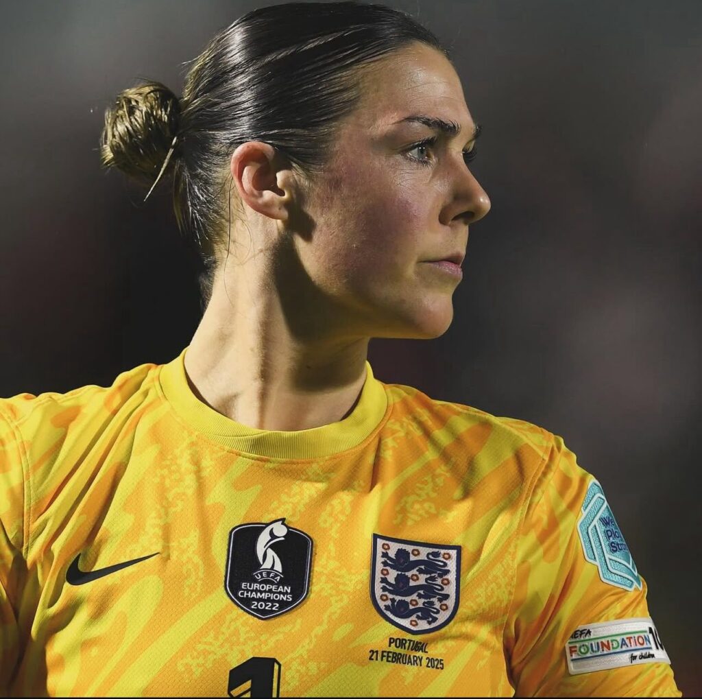 Mary Earps em jogos oficiais com a camisa da seleção da Inglaterra (Foto: Reprodução/ Redes Sociais)