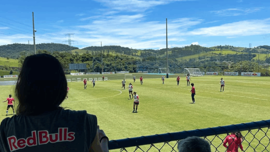 Bragantinas treinam em um dos poucos CTs exclusivo para o futebol feminino