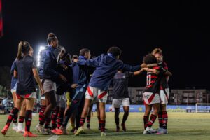 Jogadoras do Flamengo comemorando durante partida contra América MG (Foto: Reprodução/ Flamengo - Paula Reis)