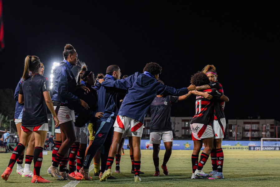 Jogadoras do Flamengo comemorando durante partida contra América MG (Foto: Reprodução/ Flamengo - Paula Reis)