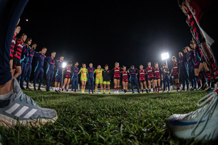 Time do Flamengo em partida contra o Fluminense, no Brasileirão 25 (Foto: Reprodução/ Flamengo/ Paula Reis)