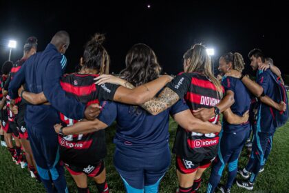 Time do Flamengo em concentração durante partida do Campeonato Brasileiro (Foto: Reprodução/ Flamengo/ Paula Reis)