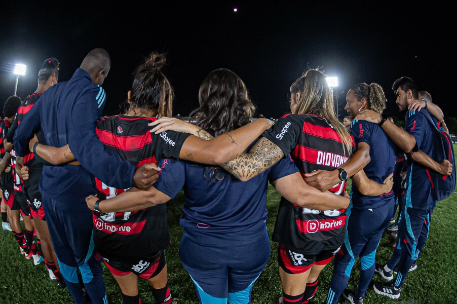 Time do Flamengo em concentração durante partida do Campeonato Brasileiro (Foto: Reprodução/ Flamengo/ Paula Reis)