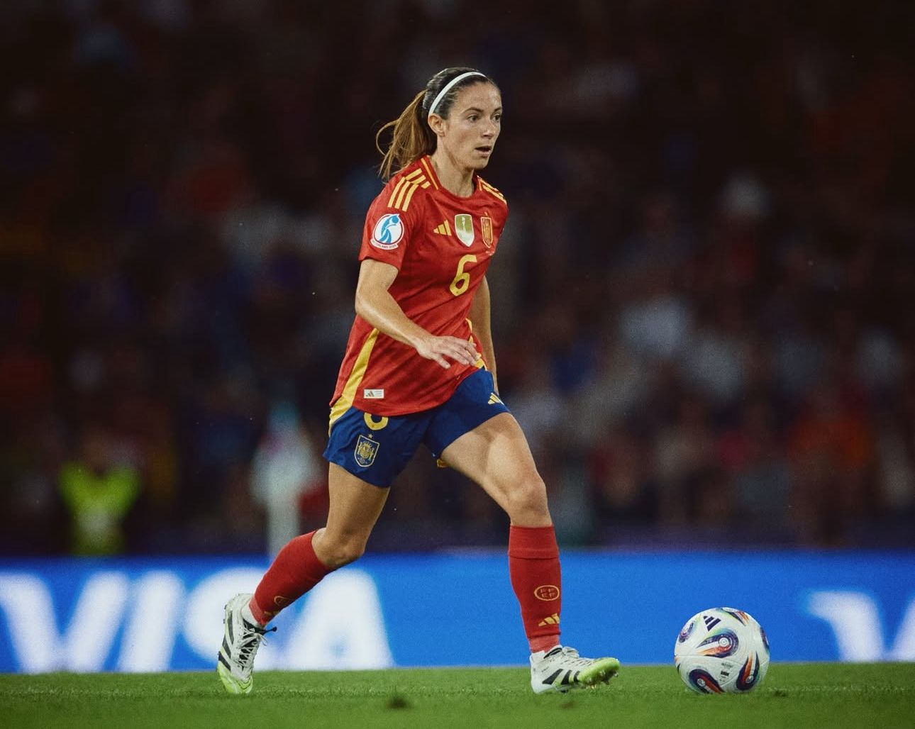 Aitana Bonmatí em fase brilhante com a camisa da seleção espanhola (Foto: Reprodução/ Redes Sociais)