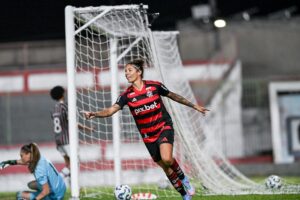 Cristiane aquando com a camisa do Flamengo (Foto: CBF)