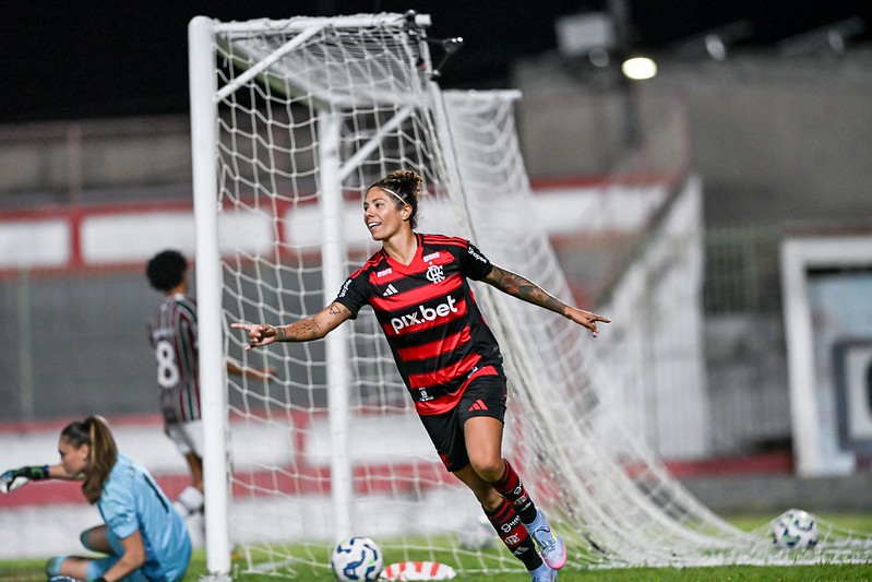 Cristiane aquando com a camisa do Flamengo (Foto: CBF)