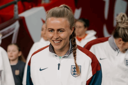 Hannah Hampton não deu ouvidos ao médico e hoje é peça chave no time da Inglaterra. Foto: reprodução.