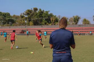 Rosana Augusto em treinamento com o time feminino do Flamengo (Foto: Agnes Rigas)
