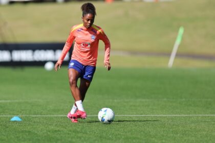 Kaylane, cria da Gávea, nos treinamentos da Seleção Brasileira antes de embarcarem para a Copa América (Foto: Lívia Villas Boas)