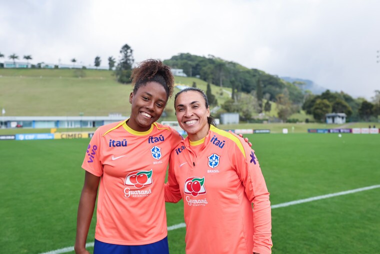 Kaylane e Marta juntas em treinamento pela Seleção Brasileira (Foto: Lívia Villas Boas)