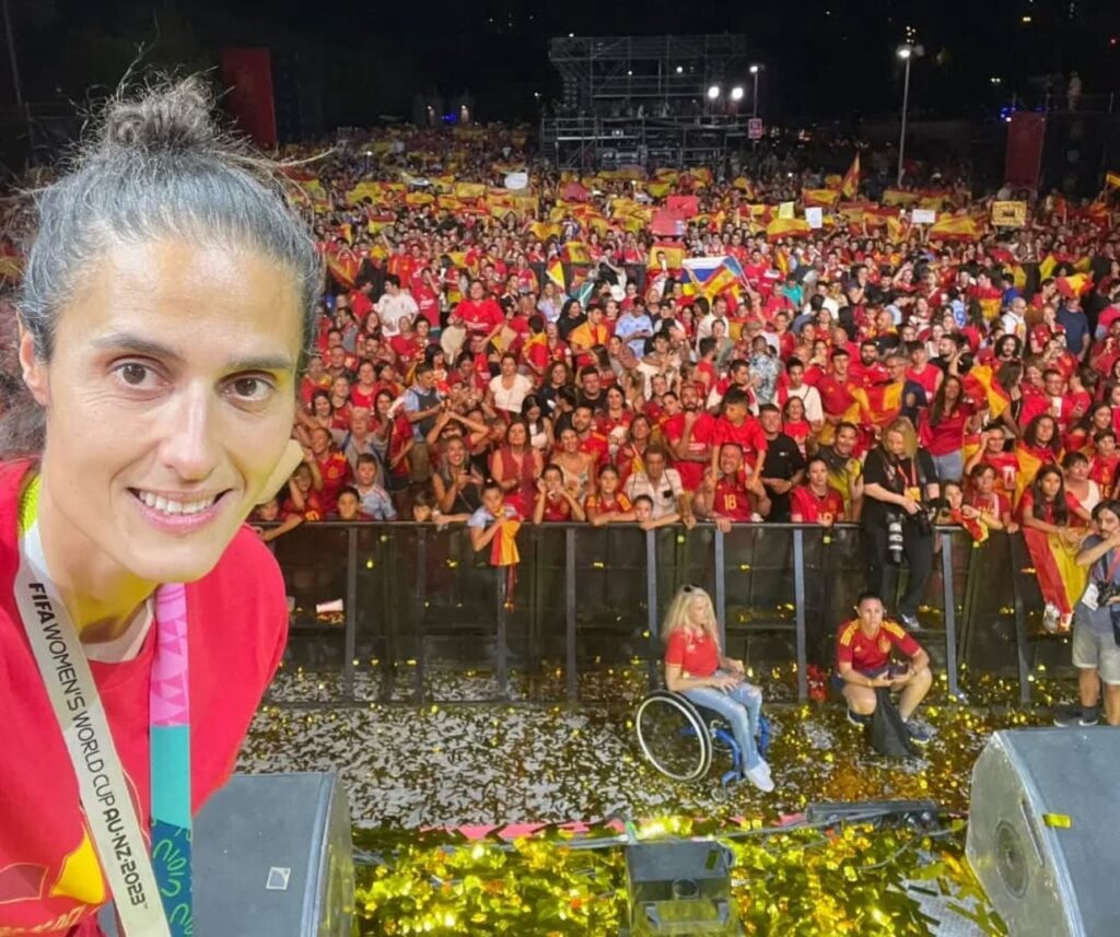 Tomé com a torcida após título da National League em 2024 (Foto: Reprodução/ Redes Sociais)