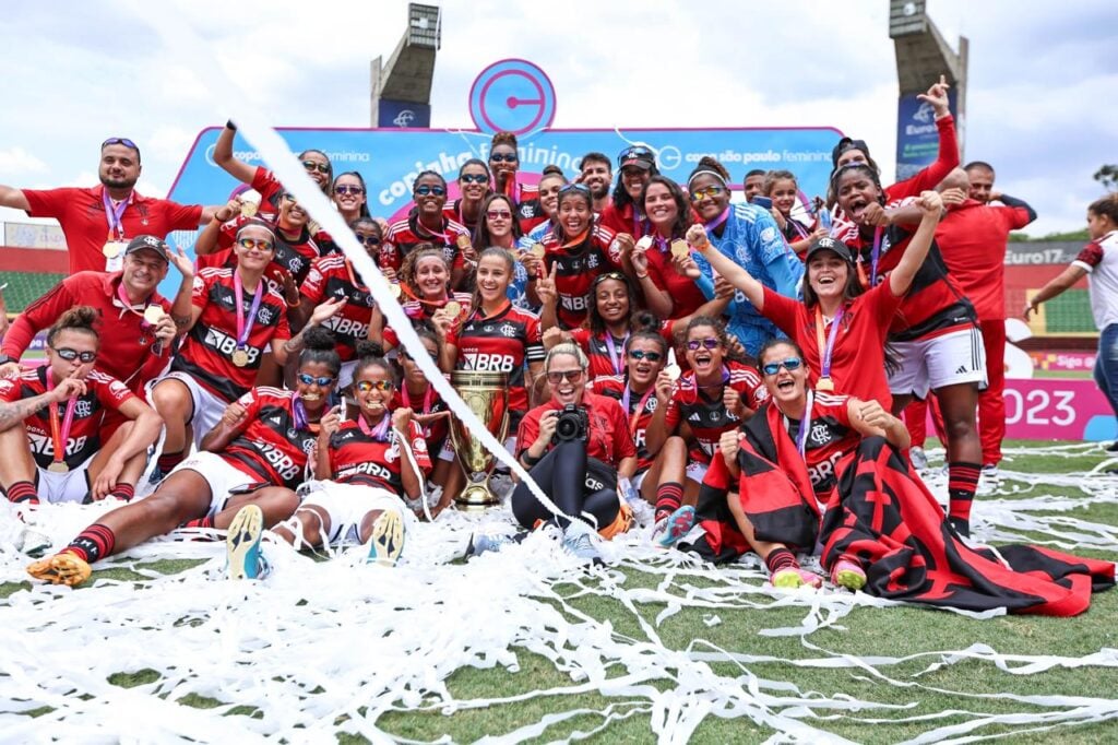 Paula junto com as meninas do sub20 do Flamengo (Foto: Reprodução)