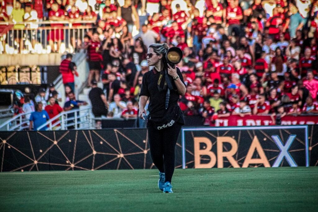 Paula Reis em momento de ação no Maracanã (Foto: Reprodução)
