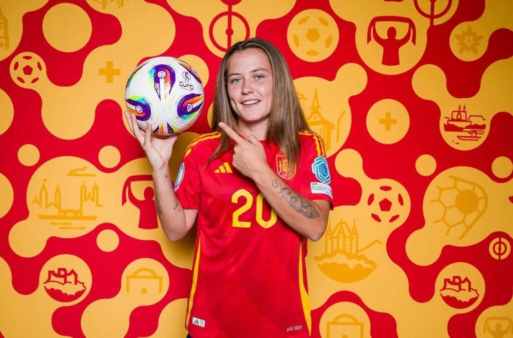 Clàudia Pina mostra que juventude e ousadia são ótimas combinações na seleção espanhola (Foto: Reprodução/ Redes Sociais)