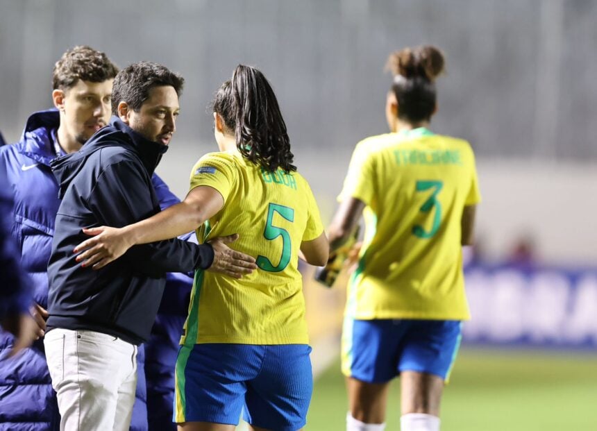 Arthur Elias e jogadoras da Seleção Brasileira Feminina na Copa América Feminina (Foto: Lívia Villas Boas/ CBF)