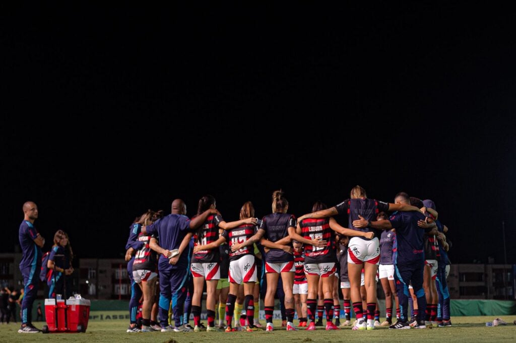 Time feminino durante partida no Luso-Brasileiro (Foto: Paula Reis/ Flamengo)