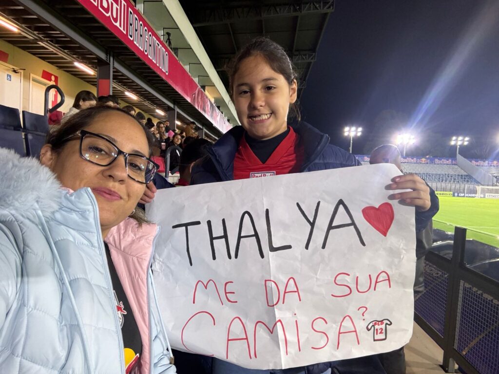 Gêmeas realizam sonho de encontrar Thalya, goleira bragantina