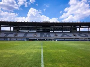 Gramado e arquibancada da Fazendinha