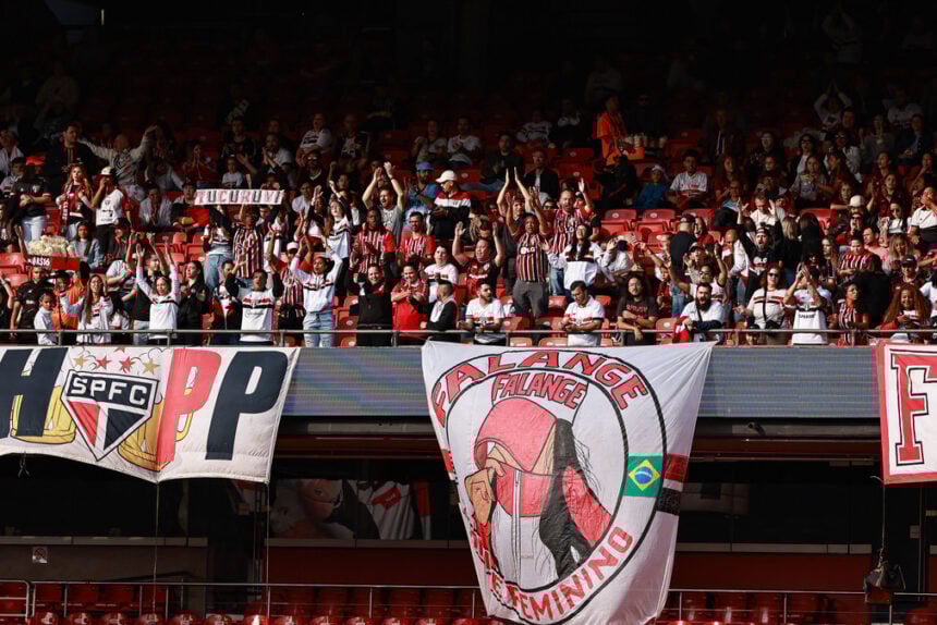 São Paulo x Corinthians terá torcida única no Pacaembu. Medida criada no masculino gera debate no futebol feminino