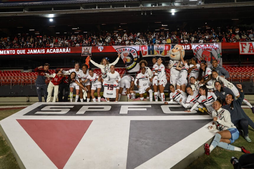 São Paulo comemora a classificação para as semifinais do Brasileirão Feminino