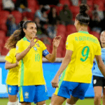 Marta e Amanda Gutierrez comemoram um dos gols do Brasil na vitória sobre o Uruguai — Foto: REUTERS/Cristina Vega
