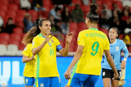 Marta e Amanda Gutierrez comemoram um dos gols do Brasil na vitória sobre o Uruguai — Foto: REUTERS/Cristina Vega