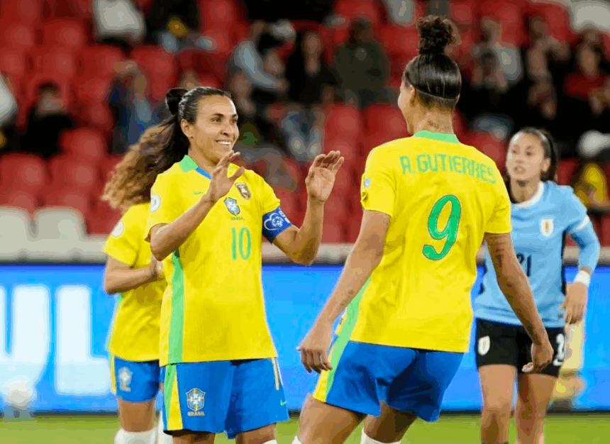 Marta e Amanda Gutierrez comemoram um dos gols do Brasil na vitória sobre o Uruguai — Foto: REUTERS/Cristina Vega