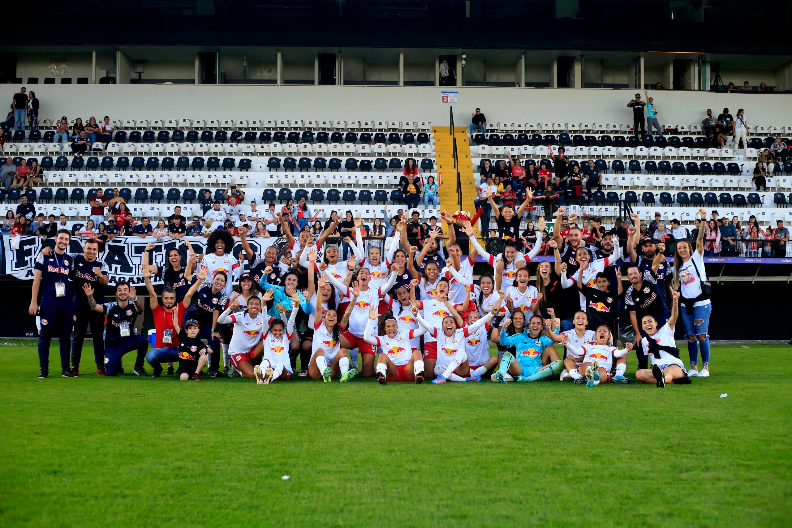 Bragantinas comemoram acesso à elite nacional. Foto: Fernando Roberto/Red Bull Bragantino