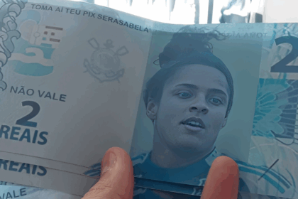 Torcida do Corinthians distribui notas falsas com rosto de Isabela