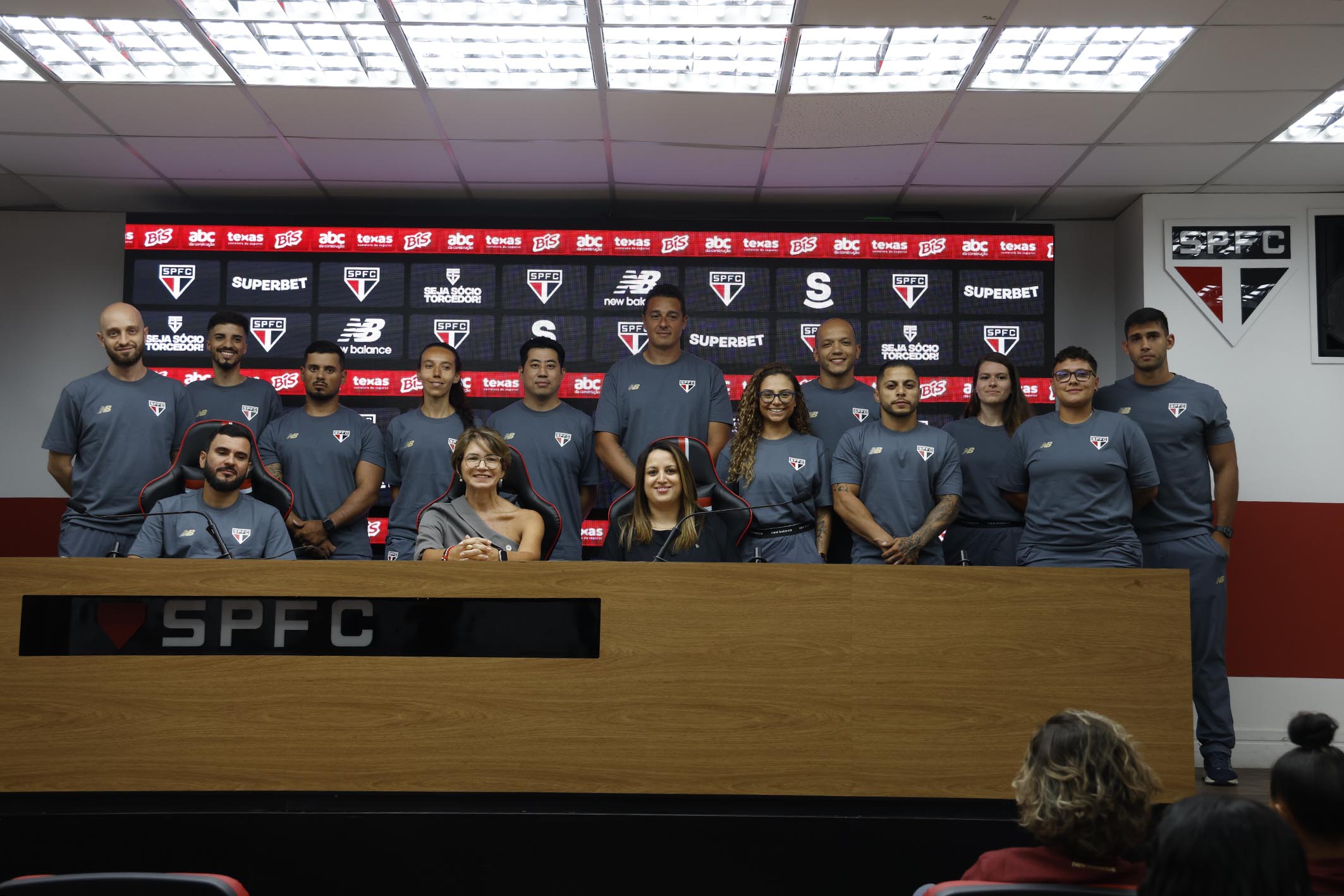 O Coordenador de Saúde e Performance, Gilvan Arruda, a preparadora física Camila Barros e a nutricionista Juliana Lírio na imagem da equipe de preparação física do elenco