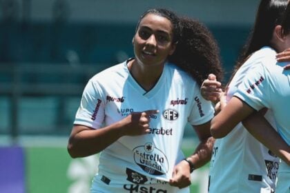 Ferroviária vence e se classifica