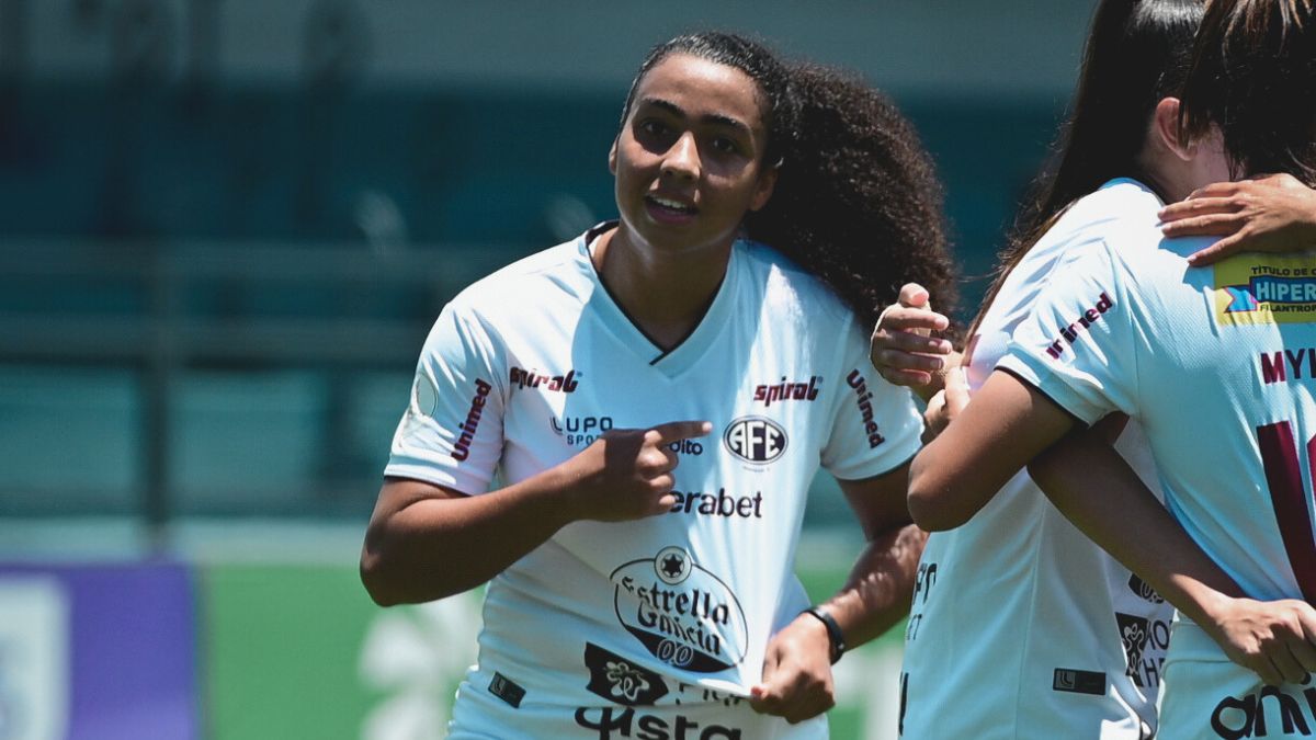 Ferroviária vence e se classifica