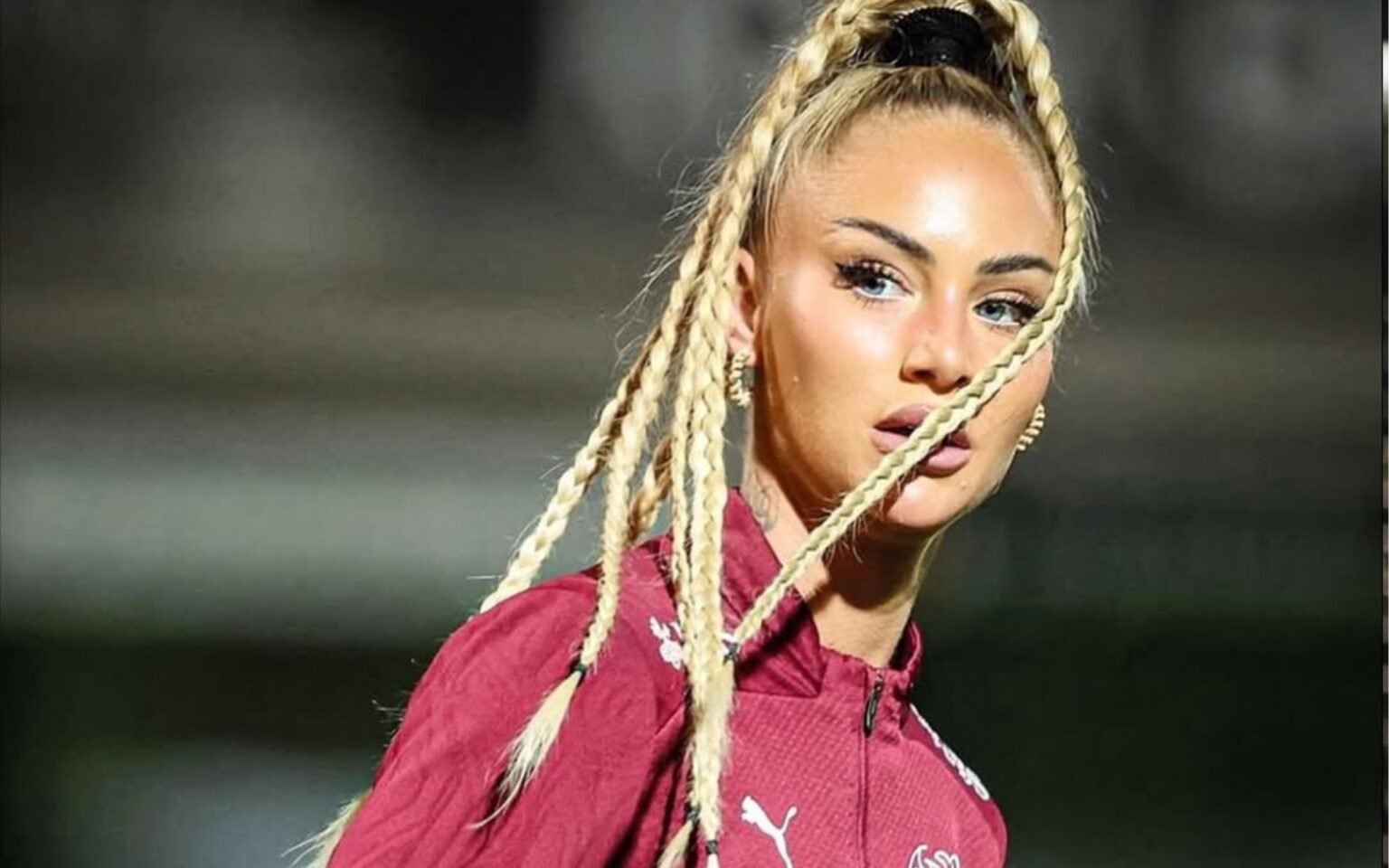 Alisha Lehmann se apresenta para compromissos com a Suíça.