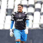 Goleira é vítima de ataques racistas e homofóbicos após renovação com Botafogo; clube se posiciona