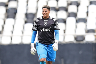 Goleira é vítima de ataques racistas e homofóbicos após renovação com Botafogo; clube se posiciona