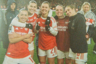 Jogadora do Arsenal revela fotos inéditas da celebração da equipe na Copa das Campeãs da Fifa.