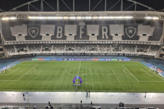 Clássico entre Botafogo x Flamengo se atrasou, pois a equipe de arbitragem passou por problemas no trânsito.